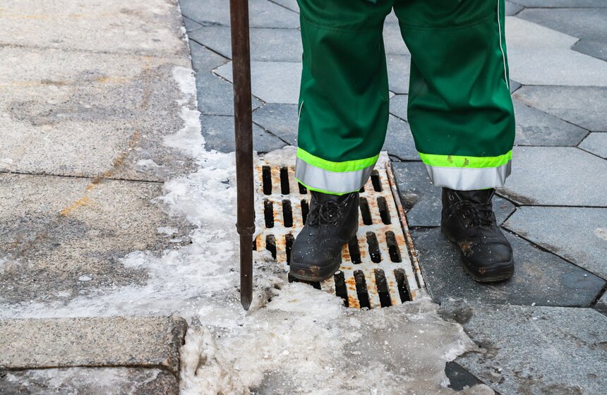Ливневки в Москве очищают от наледи для пропуска талой воды 10 фото