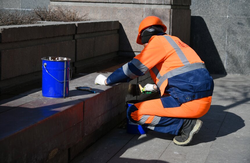 Службы комплекса городского хозяйства приводят Москву в порядок после зимы 21 фото