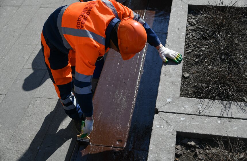 Службы комплекса городского хозяйства приводят Москву в порядок после зимы 26 фото