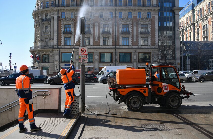 Службы комплекса городского хозяйства приводят Москву в порядок после зимы 34 фото