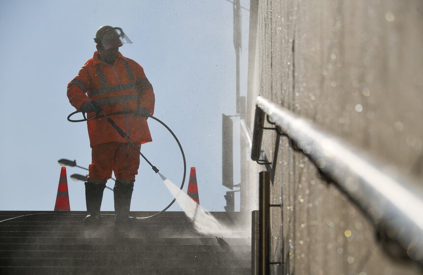Комплекс городского хозяйства завершит промывку пешеходных переходов до конца апреля 23 фото