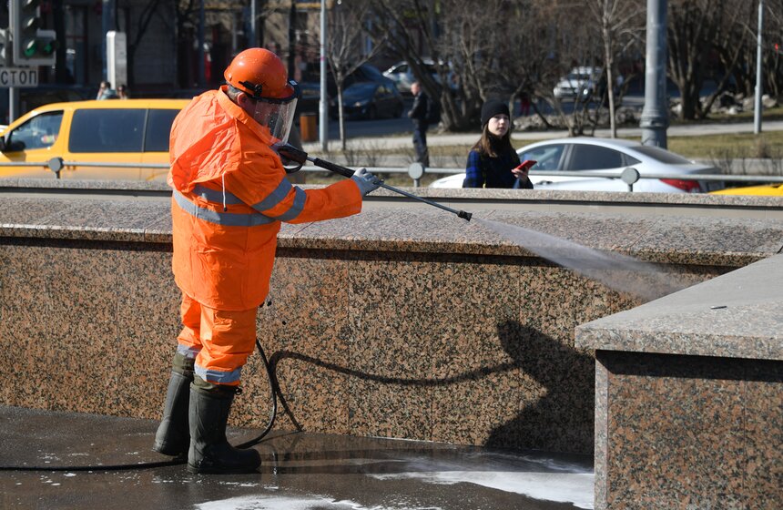 Комплекс городского хозяйства завершит промывку пешеходных переходов до конца апреля 2 фото