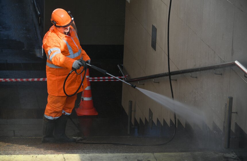 Комплекс городского хозяйства завершит промывку пешеходных переходов до конца апреля 17 фото