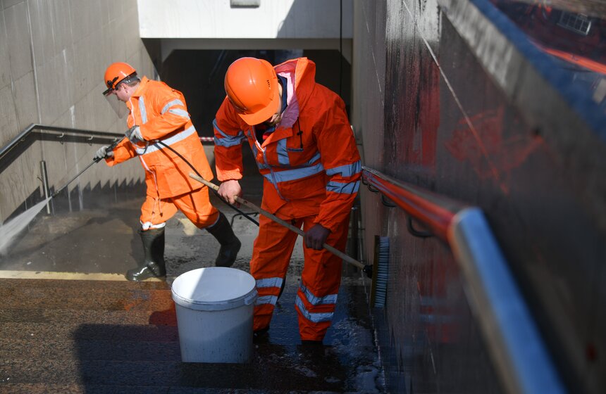 Комплекс городского хозяйства завершит промывку пешеходных переходов до конца апреля 20 фото