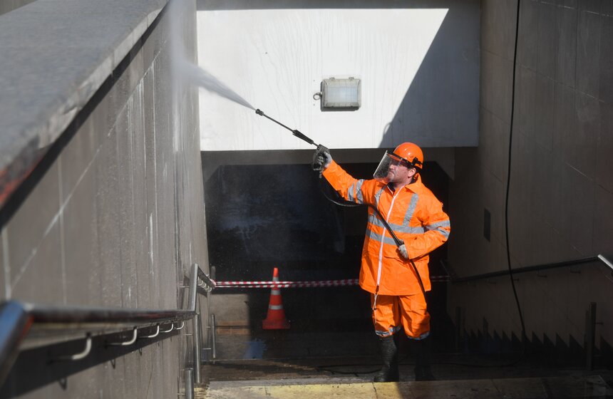 Комплекс городского хозяйства завершит промывку пешеходных переходов до конца апреля 19 фото