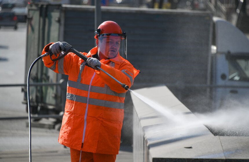 Комплекс городского хозяйства завершит промывку пешеходных переходов до конца апреля 1 фото
