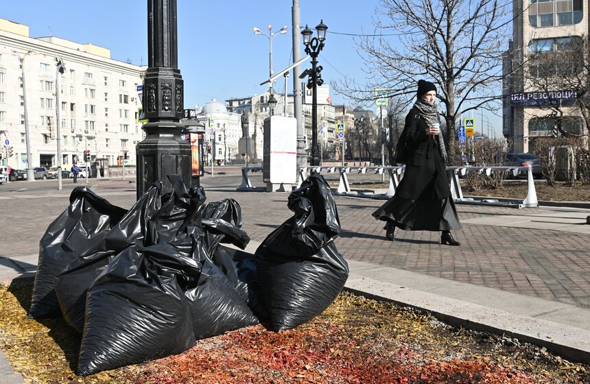 Службы комплекса городского хозяйства приводят Москву в порядок после зимы 9 фото