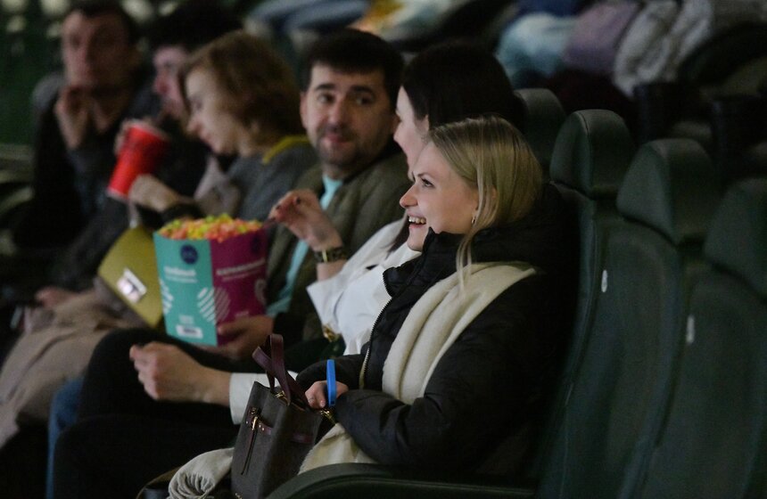 Фильм "Служебный роман" повторно показали в российских кинотеатрах 13 фото