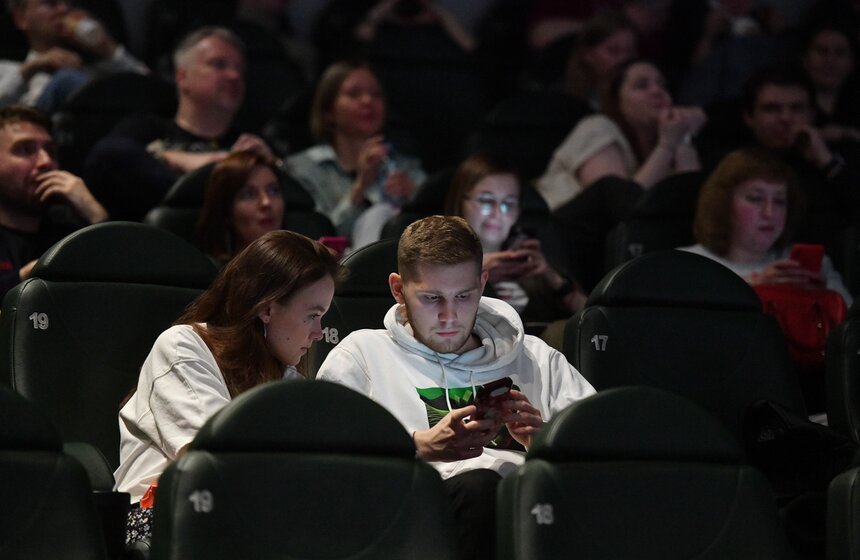 Фильм "Служебный роман" повторно показали в российских кинотеатрах 17 фото