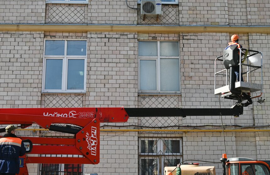 В Москве начали отмывать дома от зимней грязи 15 фото