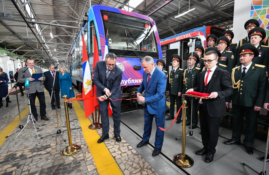 В столичном метро запустили тематический поезд "Крым" 14 фото