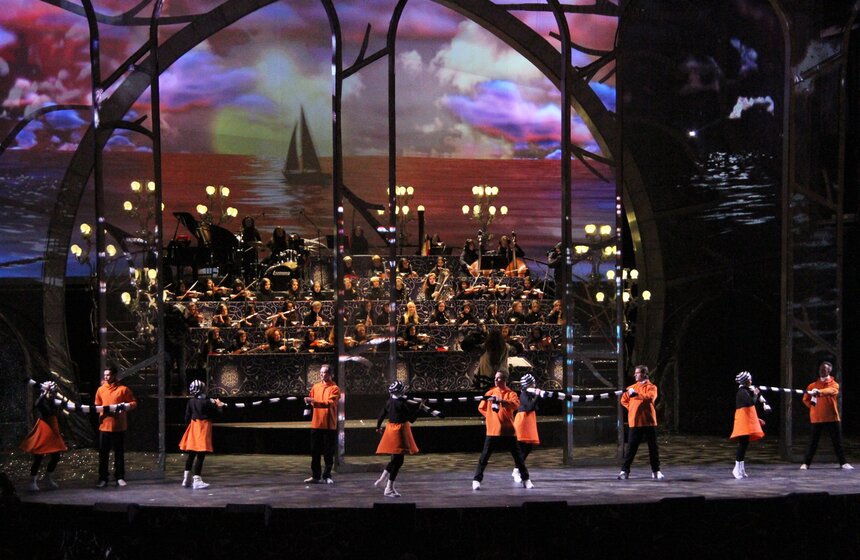 На ВВЦ состоялся "Рождественский вальс" 8 фото