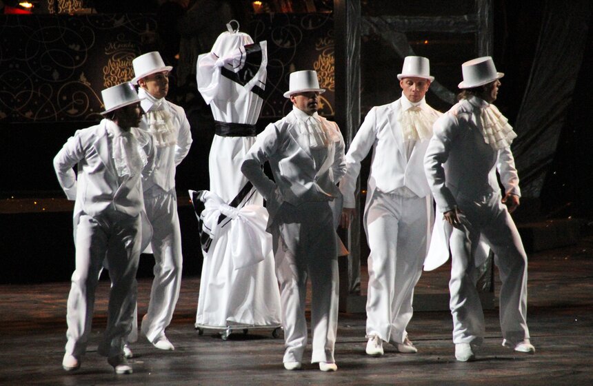 На ВВЦ состоялся "Рождественский вальс" 14 фото