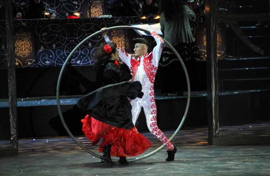 На ВВЦ состоялся "Рождественский вальс" 20 фото