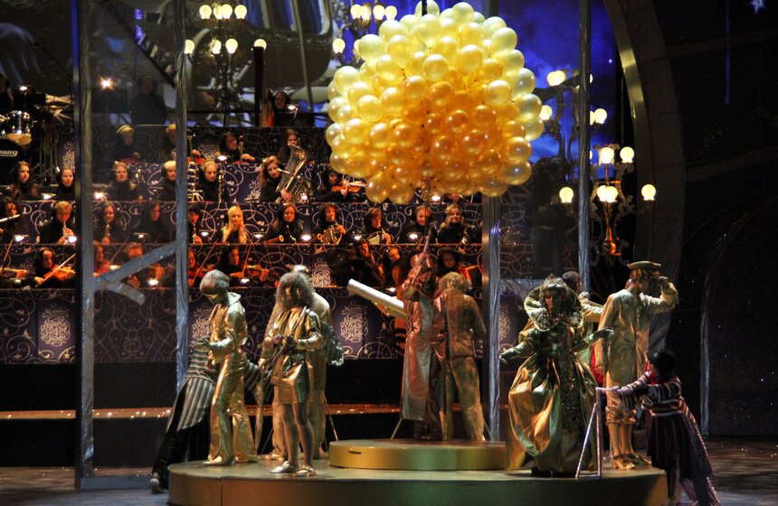 На ВВЦ состоялся "Рождественский вальс" 19 фото