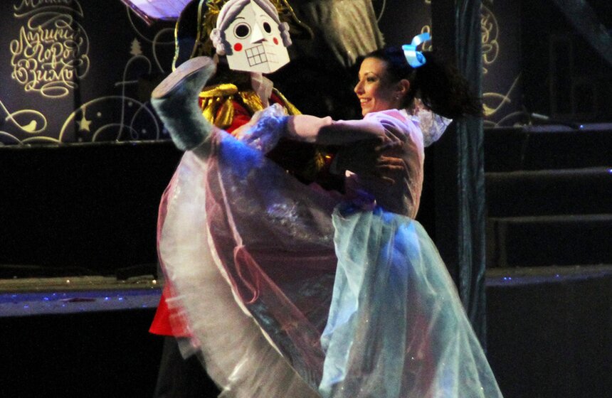 На ВВЦ состоялся "Рождественский вальс" 22 фото