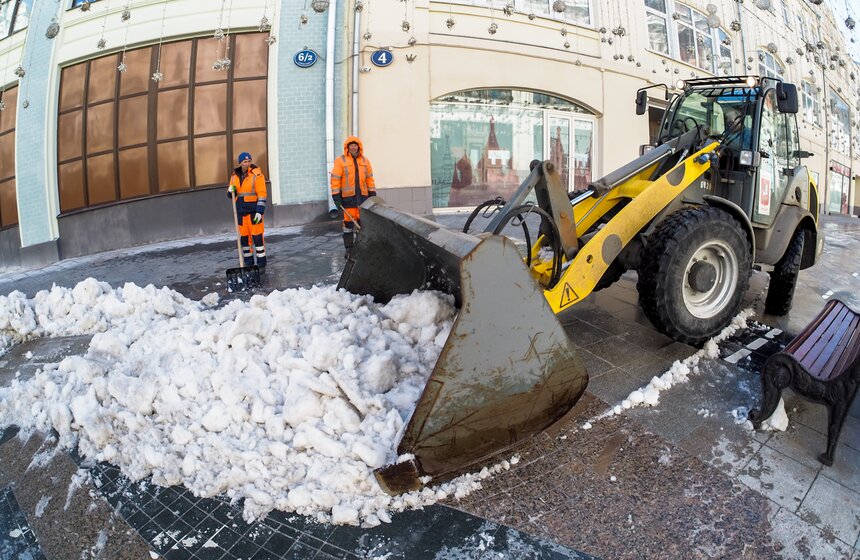 Столичные службы продолжают ликвидировать последствия снегопада 4 фото