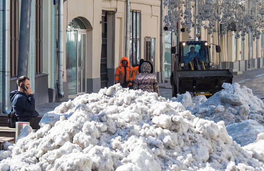 Столичные службы продолжают ликвидировать последствия снегопада 10 фото