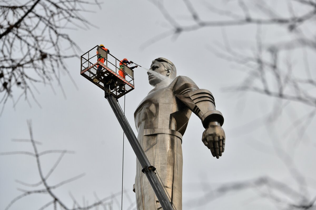 памятник гагарину в москве