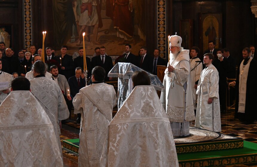 Отпевание проводил лично патриарх Московский и всея Руси Кирилл. Он назвал Жириновского искренним и бескомпромиссным человеком. 