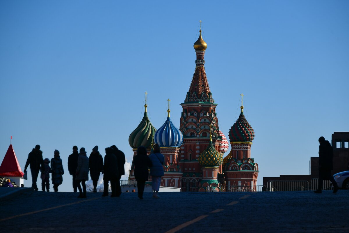 И является популярным среди. Москва. Туристы в Москве. Туризм в Москве 2022. Туризм в Москве.