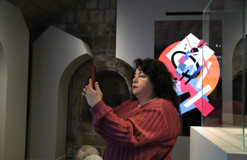 В "Зарядье" открылась выставка "Амазонки русского зарубежья" 9 фото