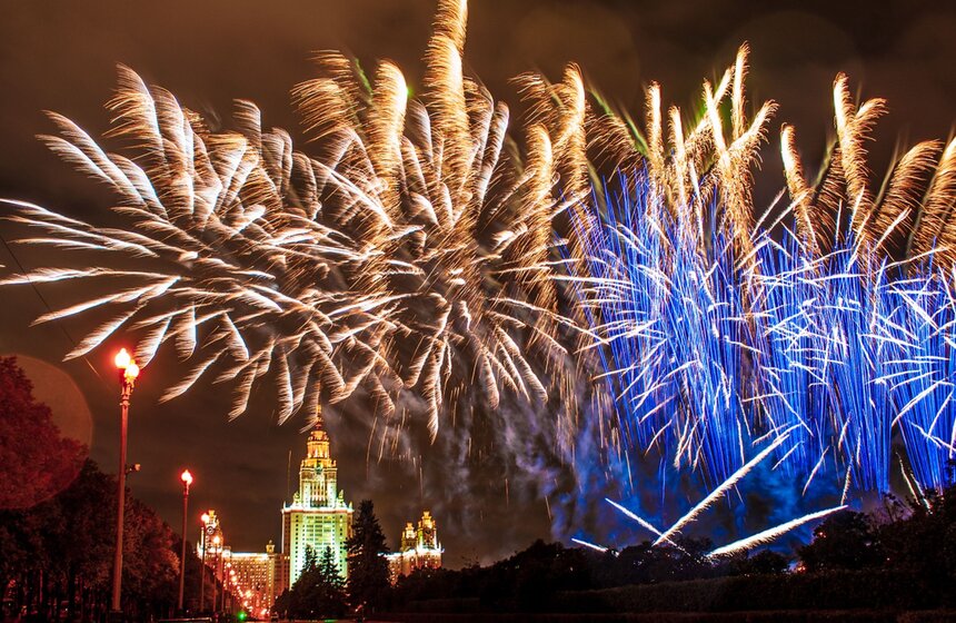 На Воробьевых горах прошло шоу фейерверков                                          <br />m24.ru/Игорь Иванко                     <br />http://www.m24.ru/galleries/1104