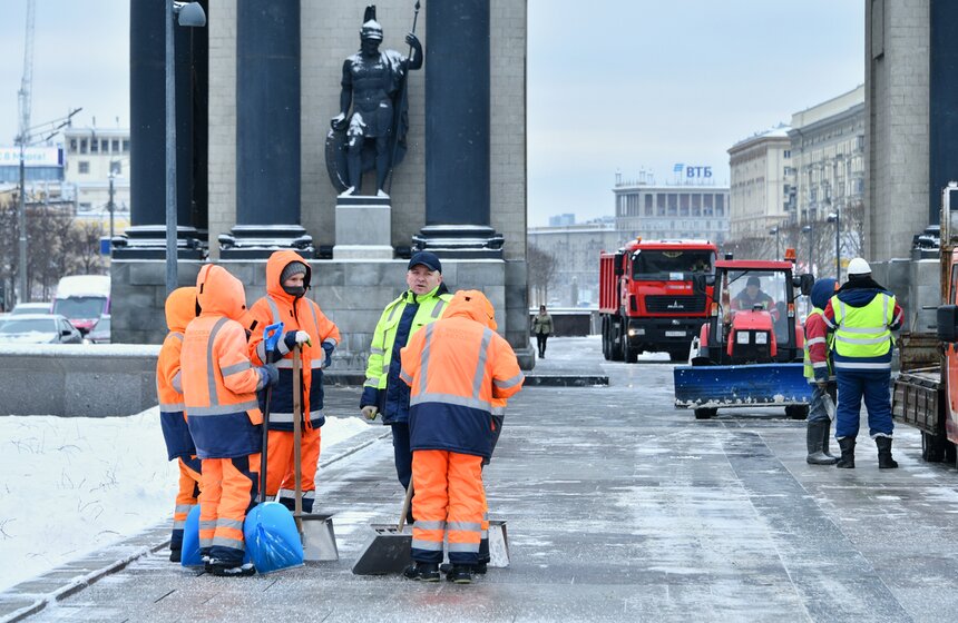 В столичном департаменте ЖКХ поздравили с 8 Марта сотрудниц городского хозяйства 1 фото