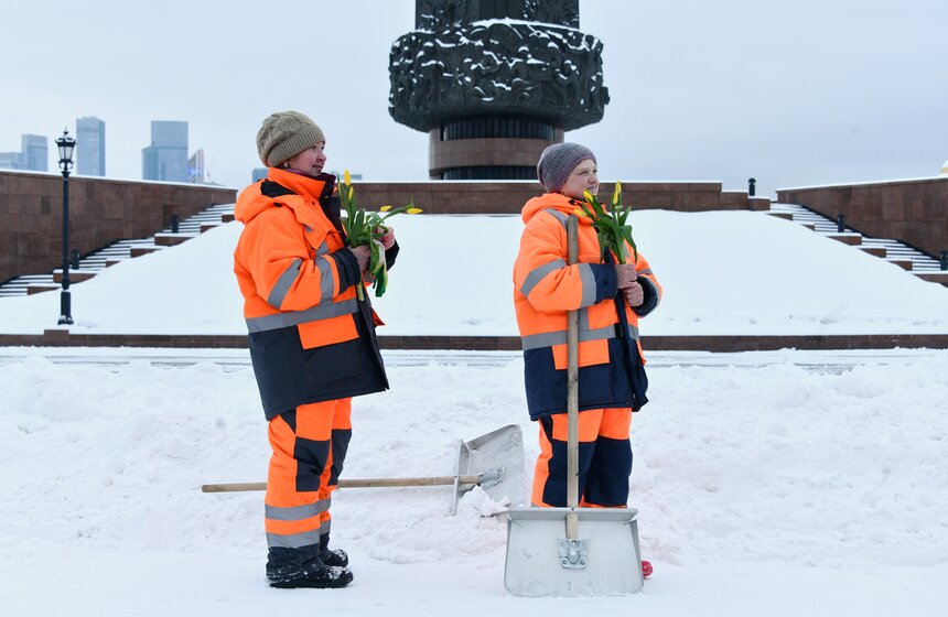 В столичном департаменте ЖКХ поздравили с 8 Марта сотрудниц городского хозяйства 24 фото