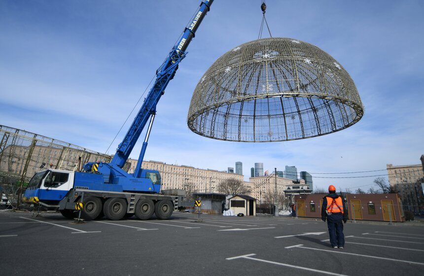 На Поклонной горе демонтировали новогодний шар 19 фото