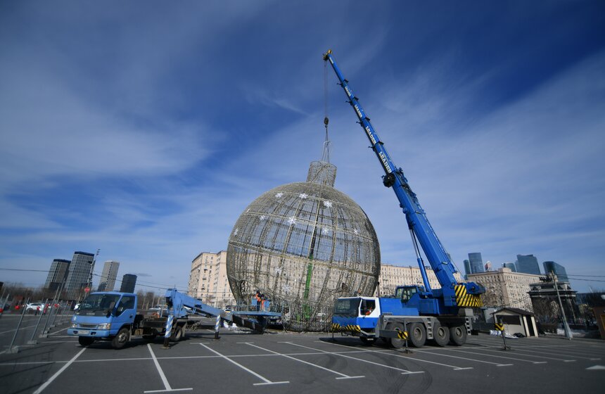 На Поклонной горе демонтировали новогодний шар 5 фото