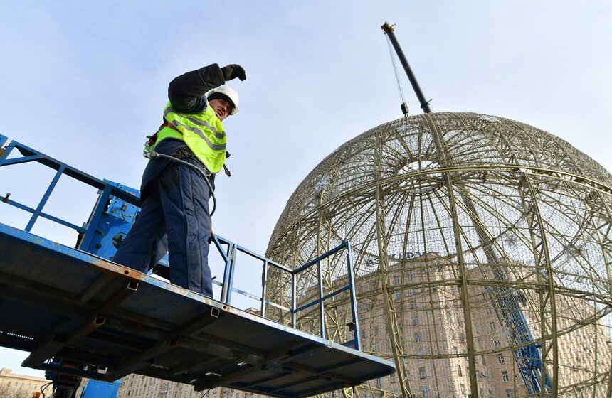 На Поклонной горе демонтировали новогодний шар 15 фото