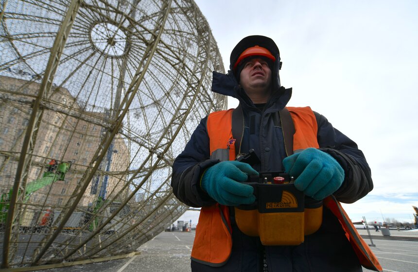 На Поклонной горе демонтировали новогодний шар 13 фото