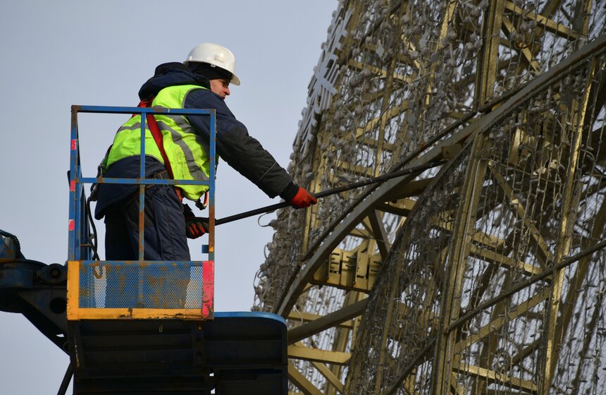 На Поклонной горе демонтировали новогодний шар 17 фото