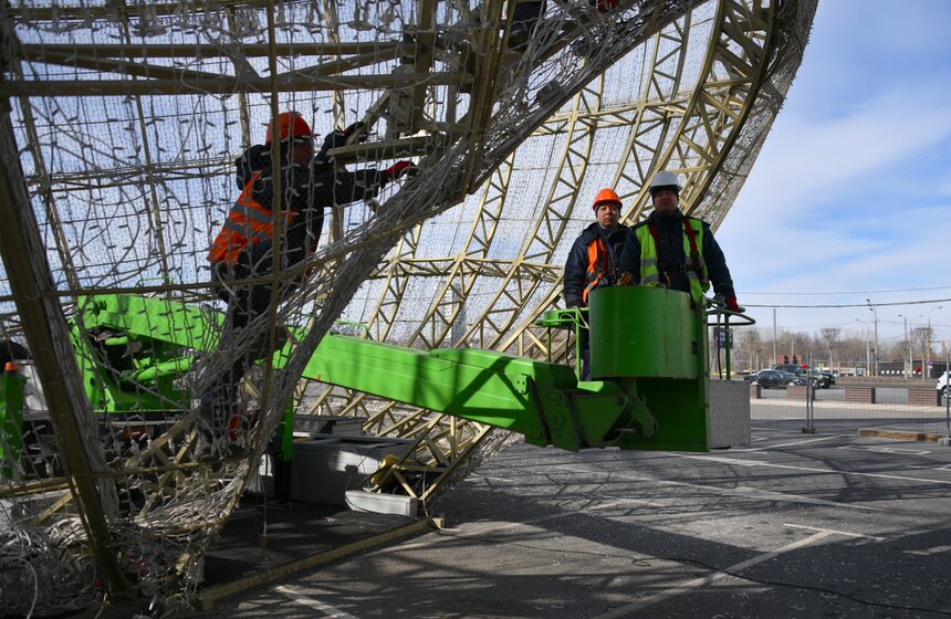 На Поклонной горе демонтировали новогодний шар 2 фото