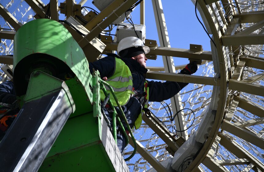 На Поклонной горе демонтировали новогодний шар 4 фото