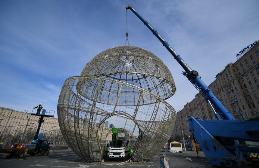 На Поклонной горе демонтировали новогодний шар 18 фото