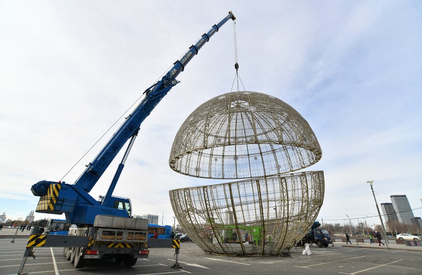 На Поклонной горе демонтировали новогодний шар 14 фото