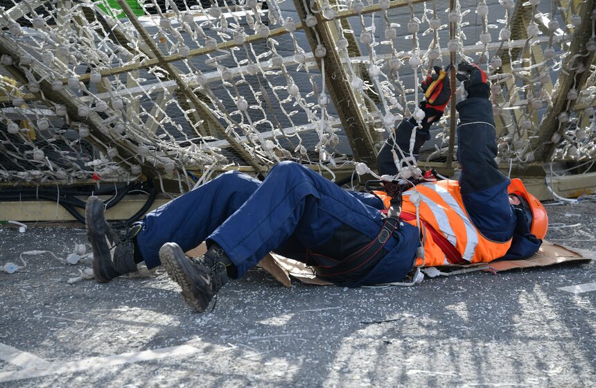 На Поклонной горе демонтировали новогодний шар 10 фото