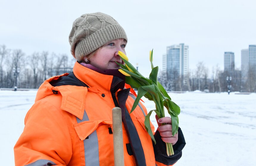 В столичном департаменте ЖКХ поздравили с 8 Марта сотрудниц городского хозяйства 22 фото