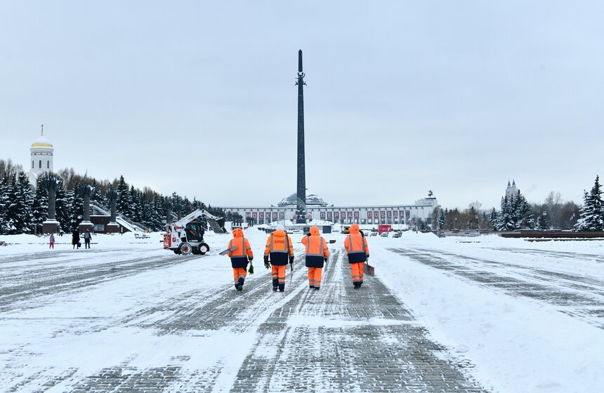 В столичном департаменте ЖКХ поздравили с 8 Марта сотрудниц городского хозяйства 17 фото