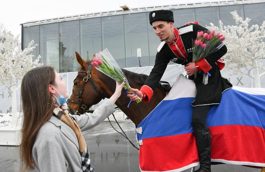 Всадники Кремлевской школы верховой езды поздравили женщин с 8 марта 17 фото