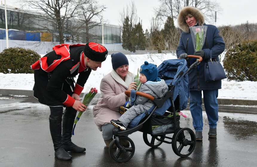 Всадники Кремлевской школы верховой езды поздравили женщин с 8 марта 15 фото