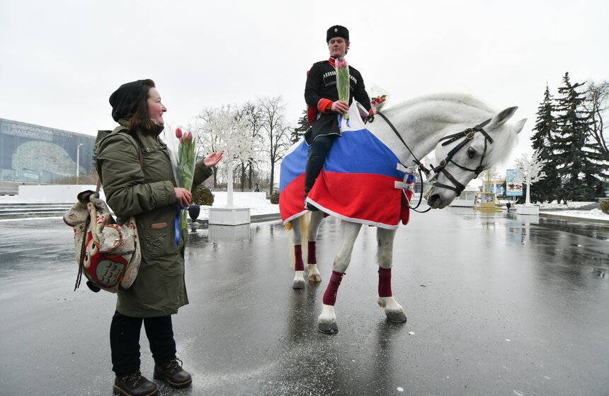 Всадники Кремлевской школы верховой езды поздравили женщин с 8 марта 7 фото