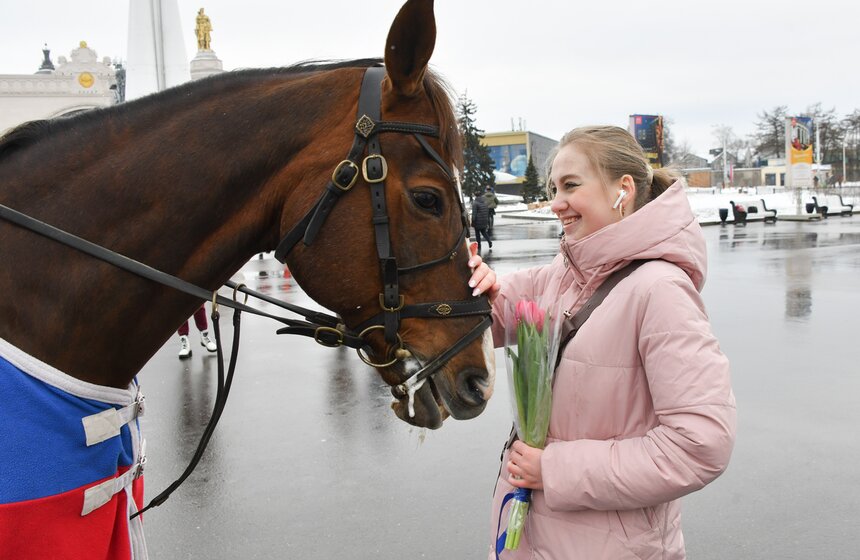 Всадники Кремлевской школы верховой езды поздравили женщин с 8 марта 19 фото
