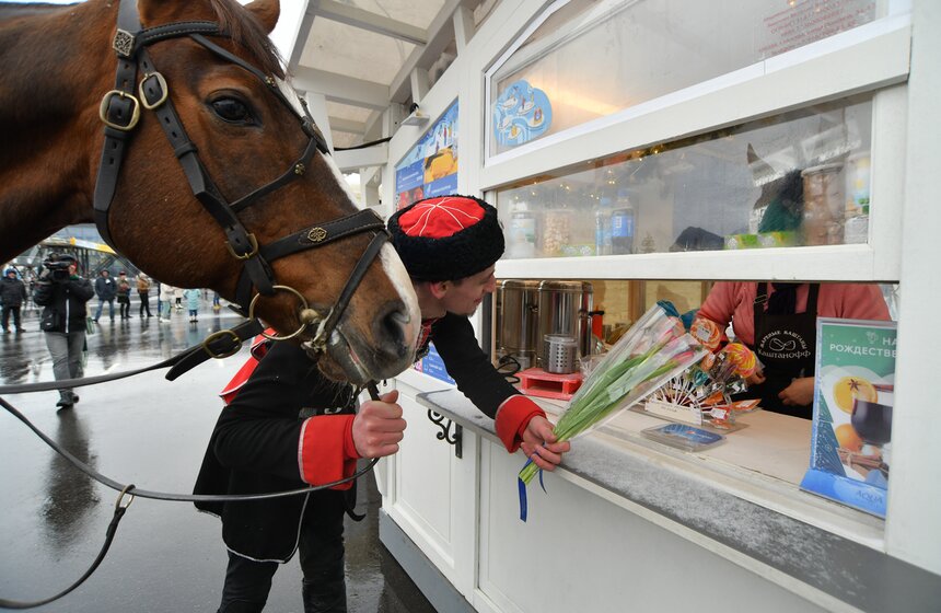 Всадники Кремлевской школы верховой езды поздравили женщин с 8 марта 13 фото