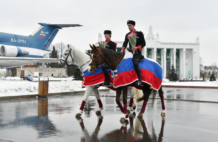 Всадники Кремлевской школы верховой езды поздравили женщин с 8 марта 5 фото