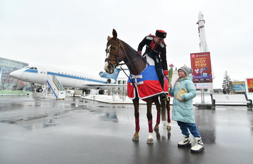 Всадники Кремлевской школы верховой езды поздравили женщин с 8 марта 14 фото