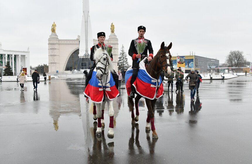 Всадники Кремлевской школы верховой езды поздравили женщин с 8 марта 1 фото