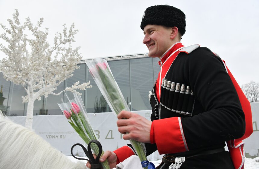 Всадники Кремлевской школы верховой езды поздравили женщин с 8 марта 16 фото